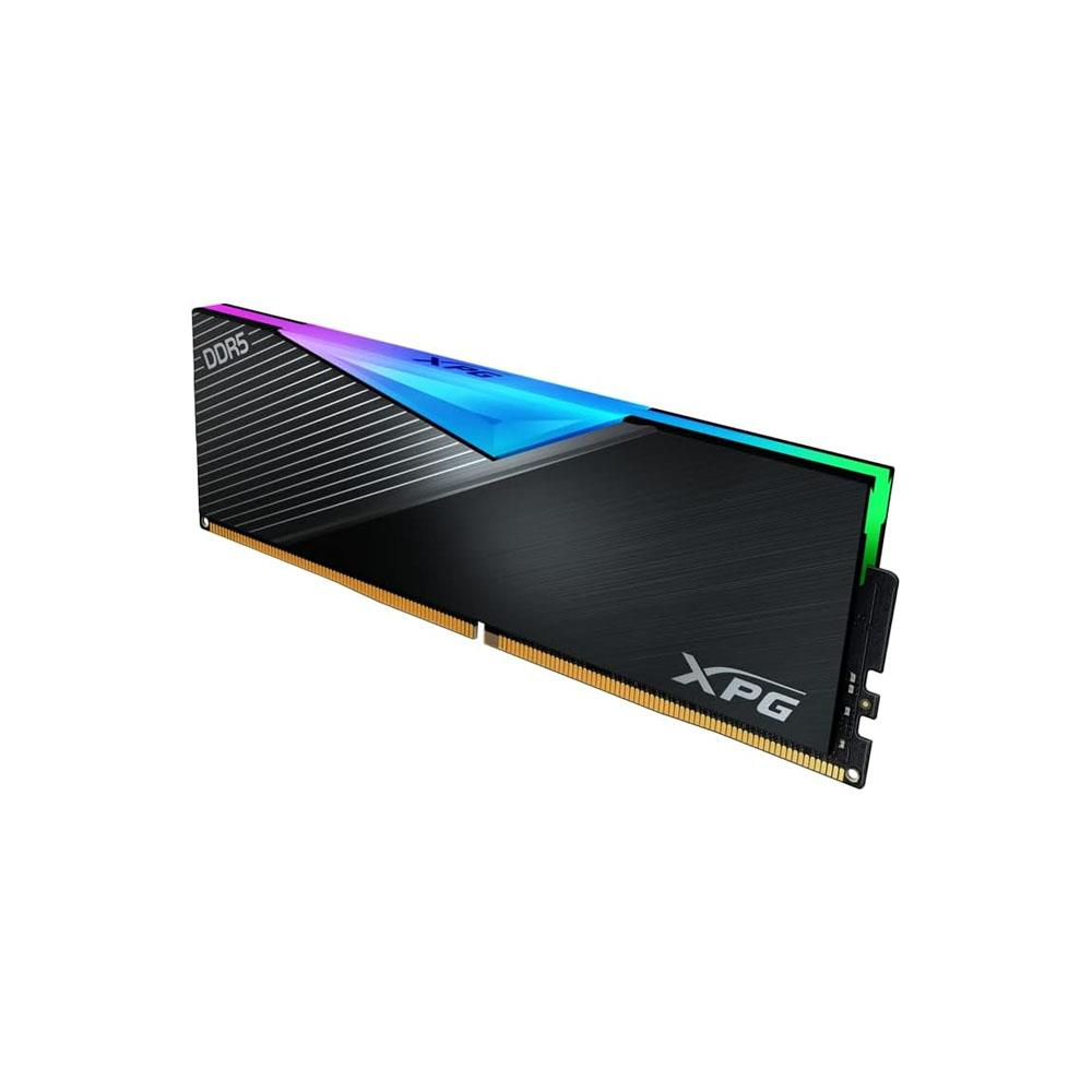 RGB aydınlatmalı ve XPG logolu siyah DDR5 RAM modülü.