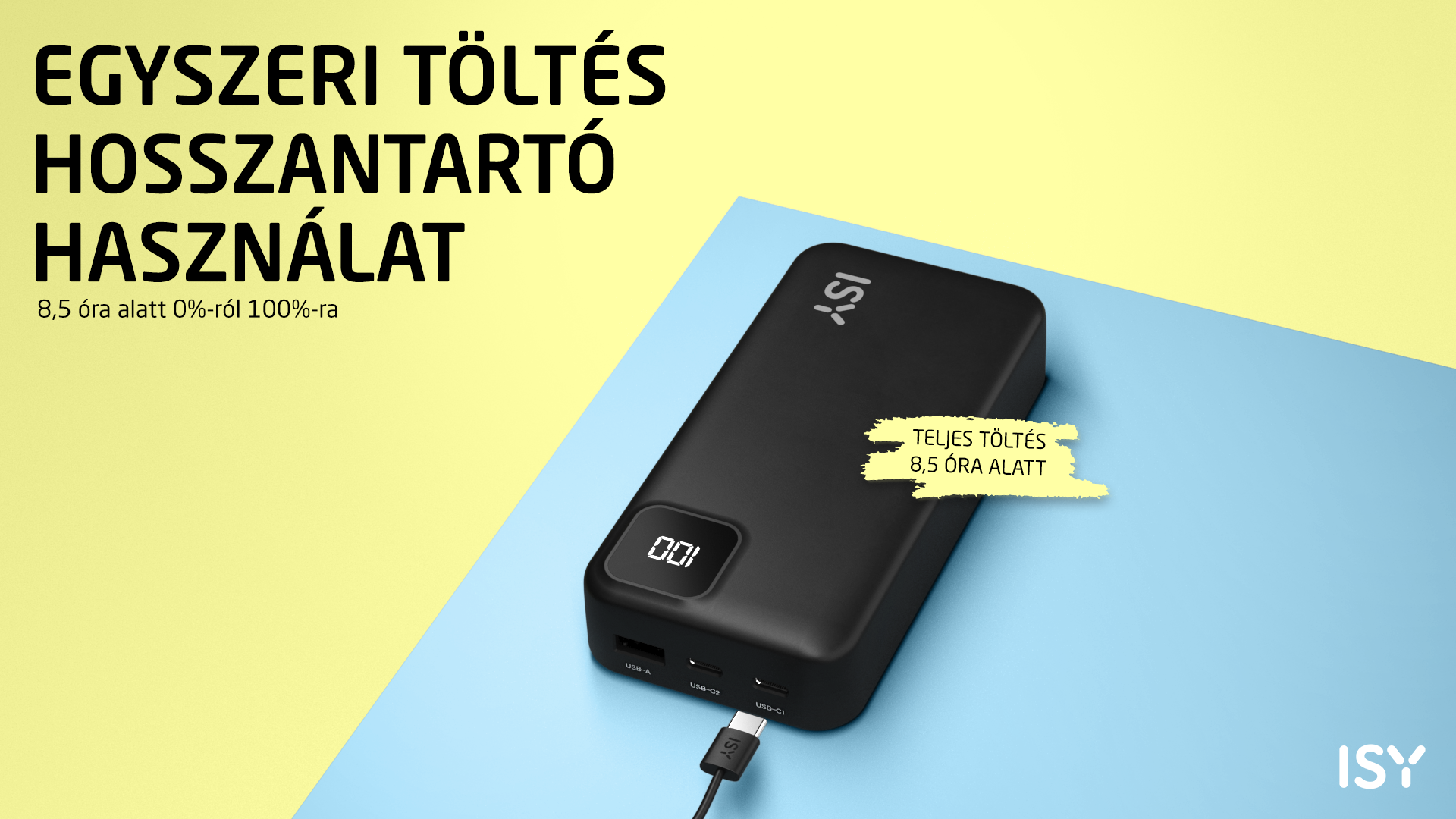 Czarna power bank ISY z portami USB i wskaźnikiem naładowania na jasnoniebieskim tle.