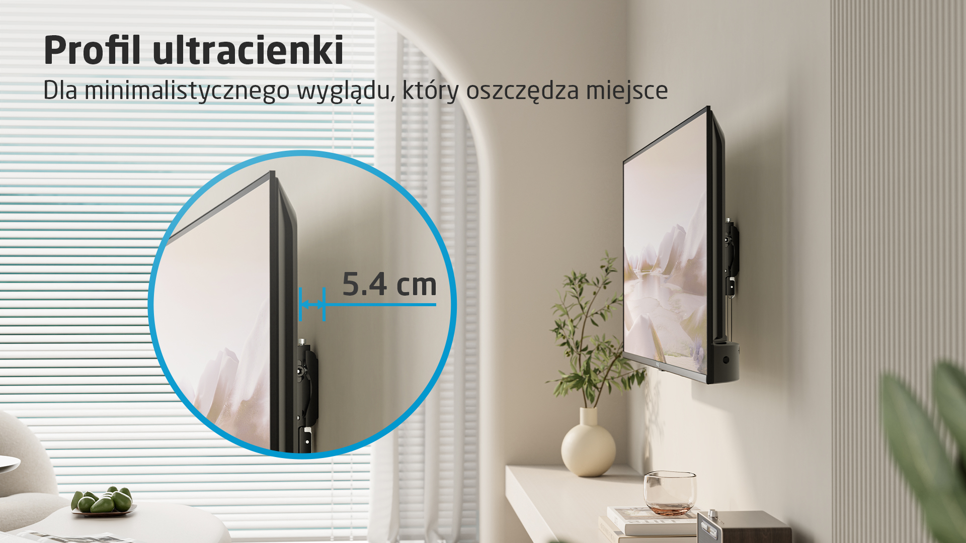 Telewizor zamontowany na ścianie. Kółko pokazuje głębokość 5,4 cm.