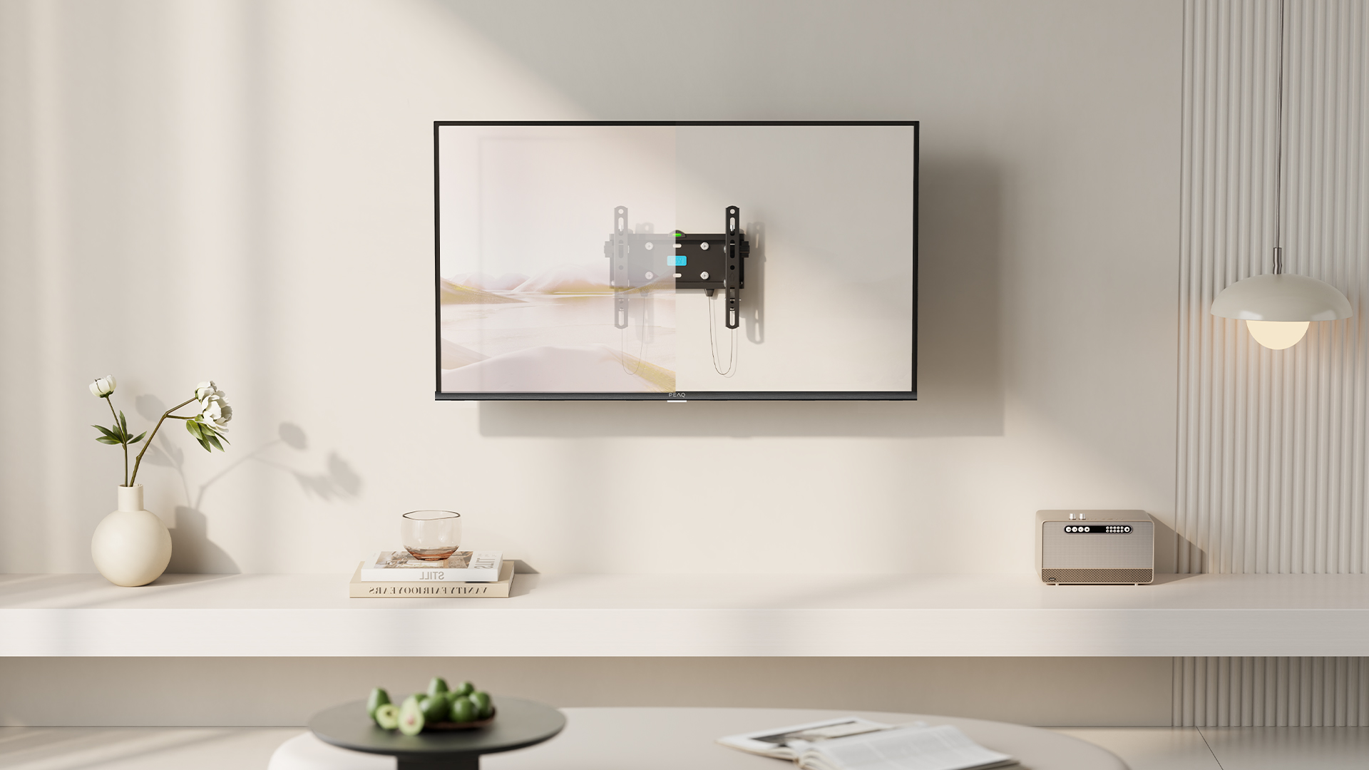 Telewizor z uchwytem ściennym nad półką z dekoracjami i radiem.