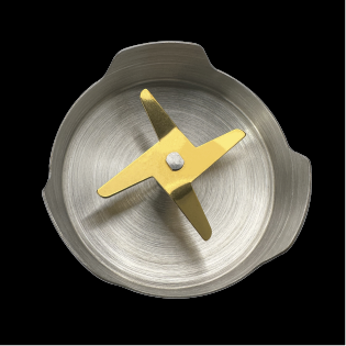 Cztery złote ostrza ze srebrnym mocowaniem w metalowym pojemniku.