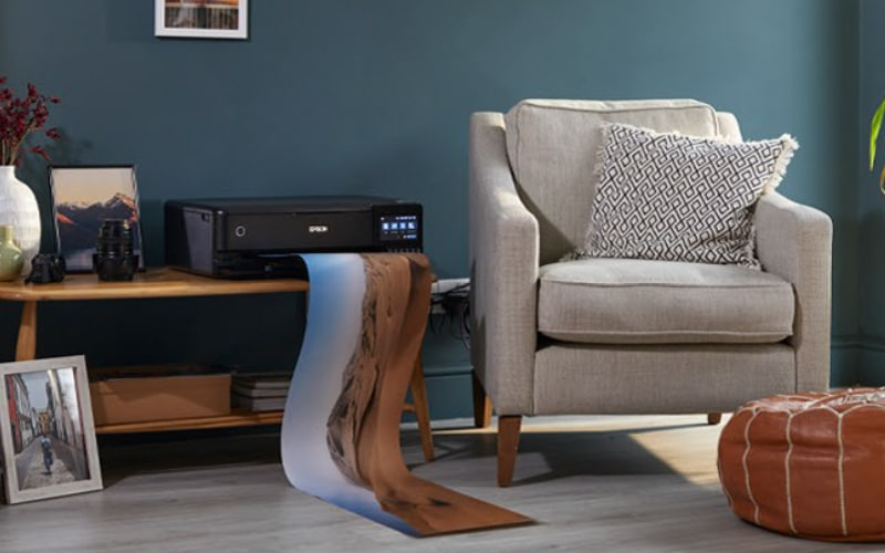 Drukarka drukuje obraz pustynnego krajobrazu na papierze.