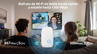Una pareja juega videojuegos con un extensor Wi-Fi en la mesa.