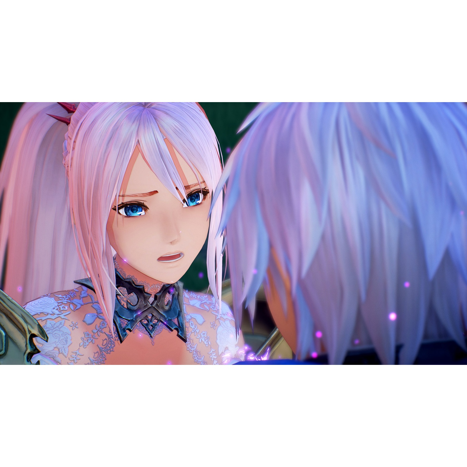 Personaggi anime con capelli rosa e bianchi si guardano con occhi blu.