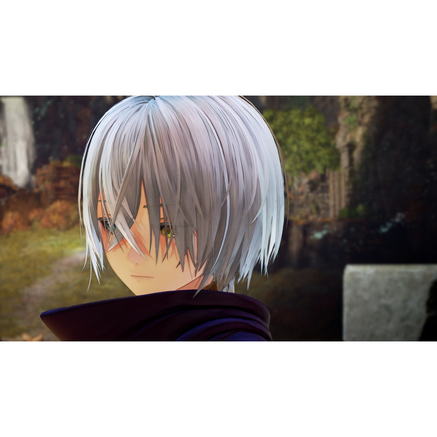 Un personaggio anime con capelli bianchi e occhi verdi guarda a sinistra.