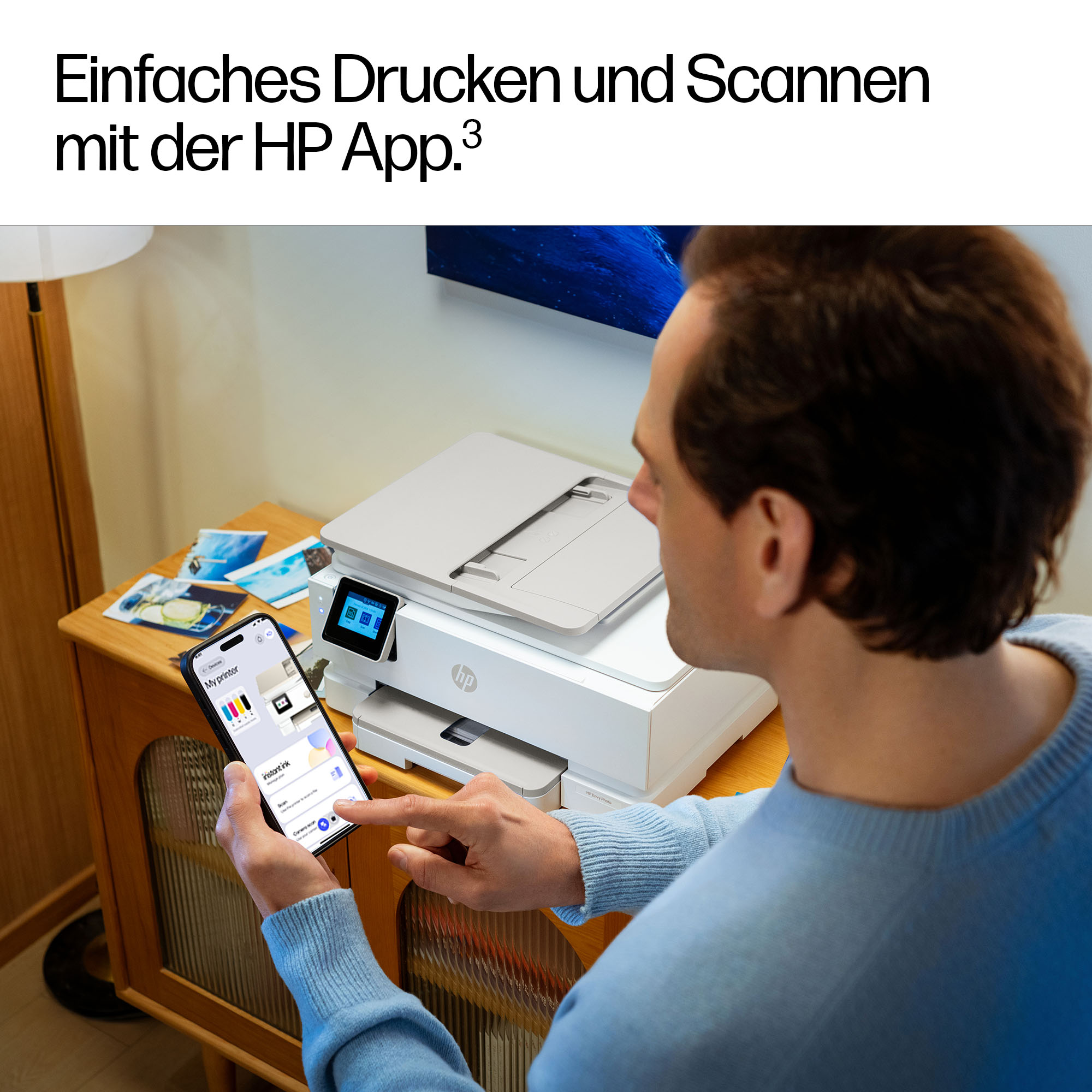 Mann benutzt HP App auf Smartphone, um weißen HP Drucker zu steuern.