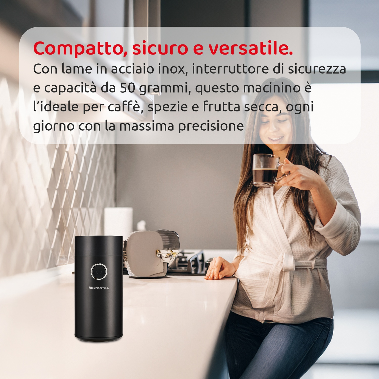 Donna in vestaglia tiene tazza caffè accanto a macinacaffè nero.