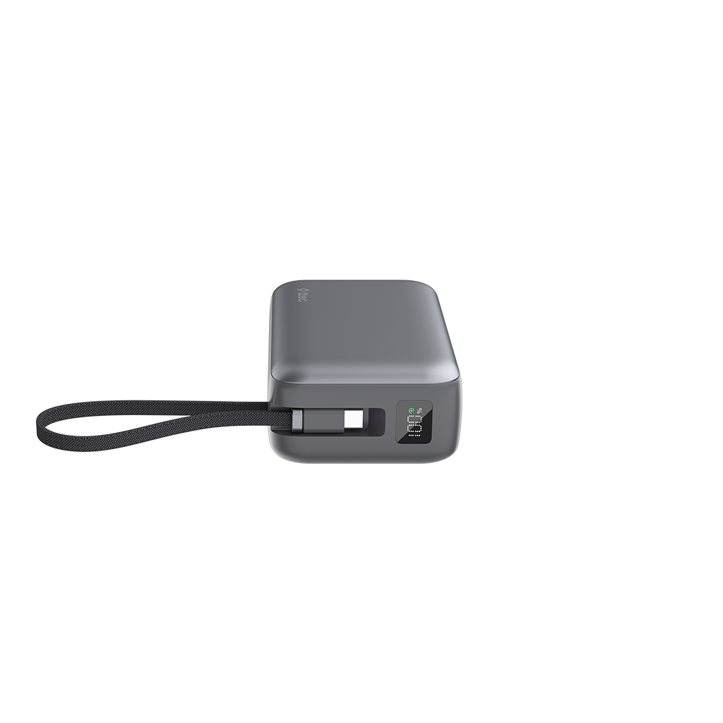 Siyah kordonlu ve dijital ekranlı gri powerbank.