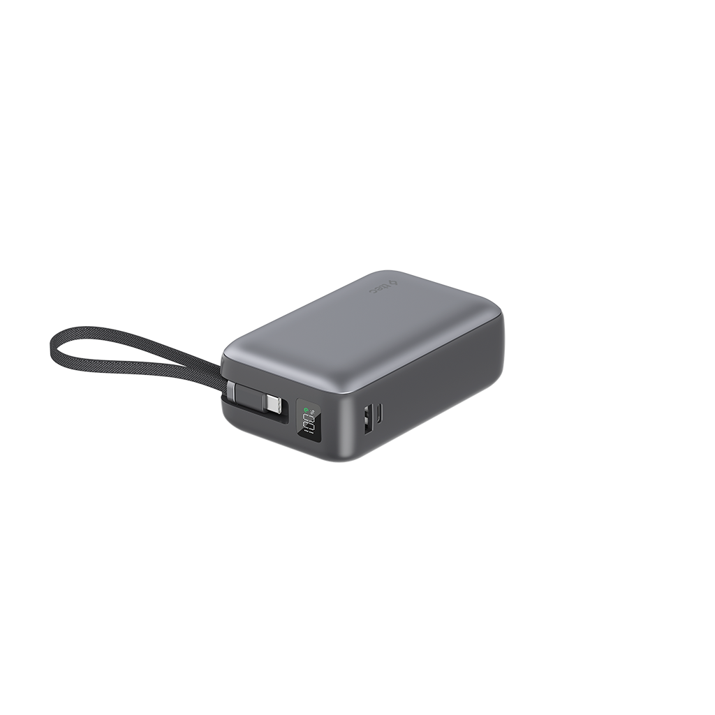 Kordonlu gri powerbank, USB-C ve iki USB-A bağlantı noktası.