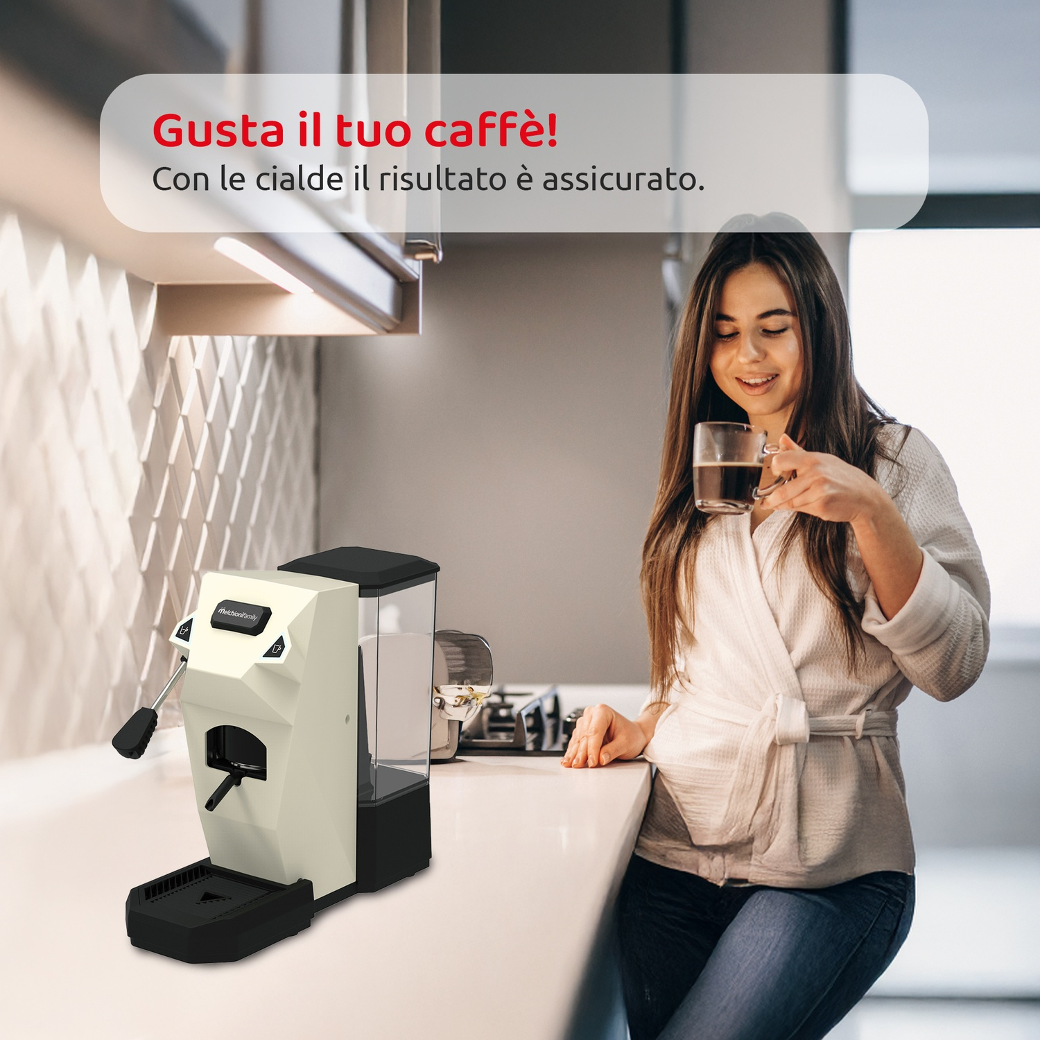 Donna beve caffè accanto a una macchina da caffè in cucina.
