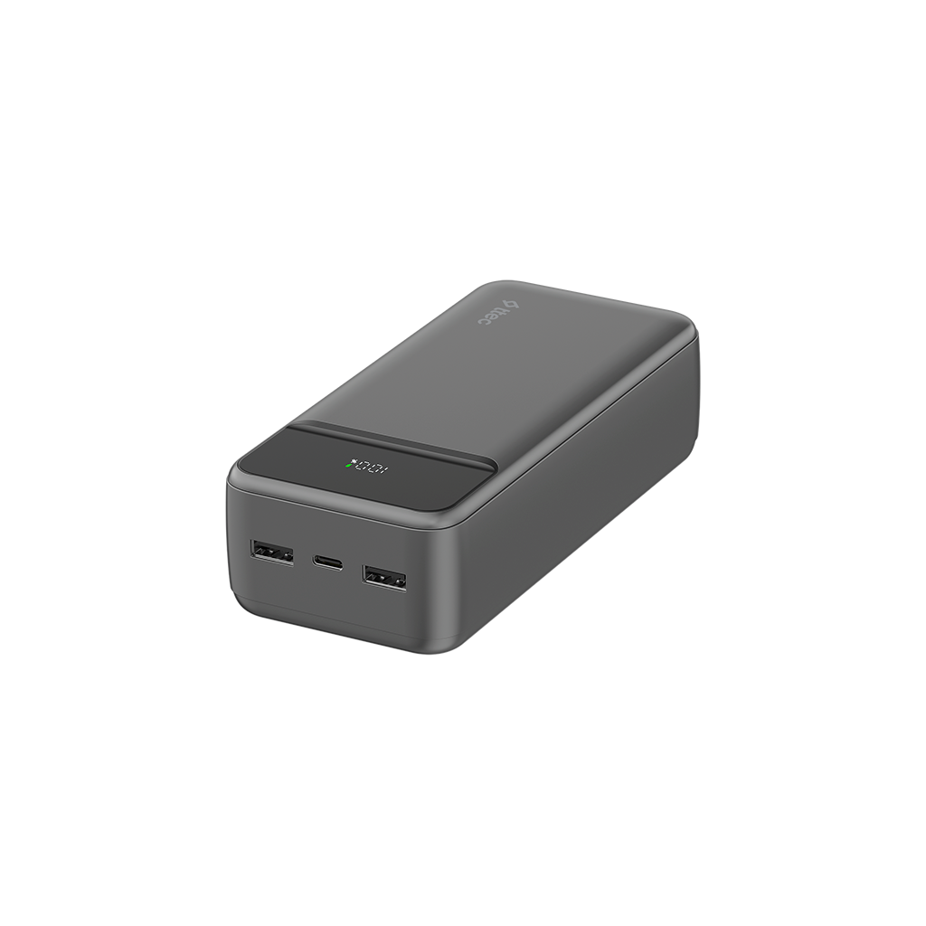 100% şarj göstergeli ve üç USB bağlantı noktalı gri powerbank.