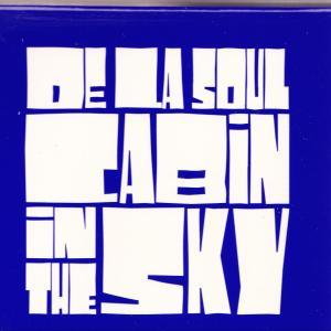Weiße Buchstaben auf blauem Hintergrund bilden den Text 'DE LA SOUL CABIN IN THE SKY'.