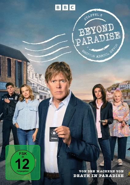 Fünf Personen stehen vor einer Küstenstadtkulisse mit dem "Beyond Paradise"-Logo.