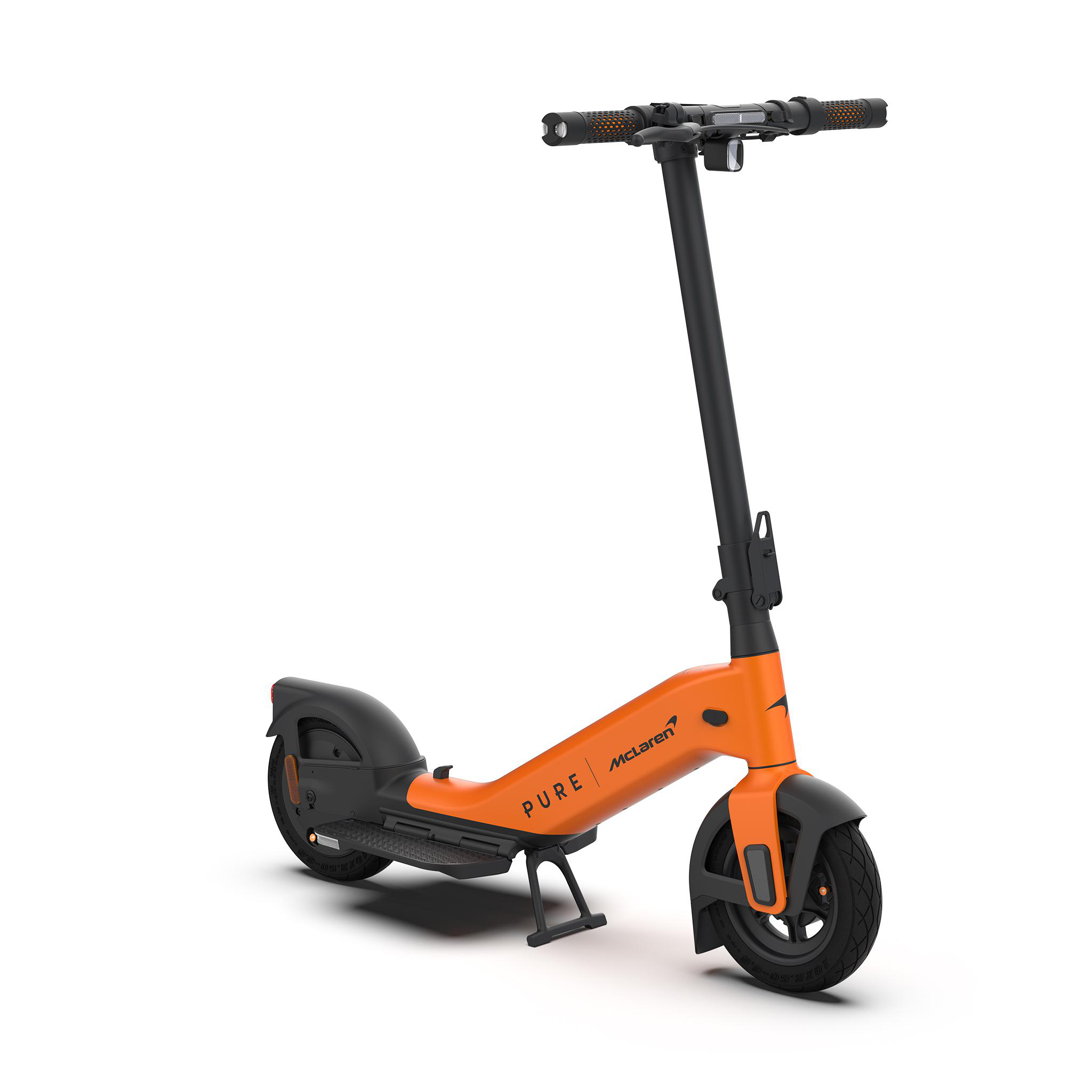 Ein orangefarbener E-Scooter mit McLaren-Logo steht auf weißem Hintergrund.