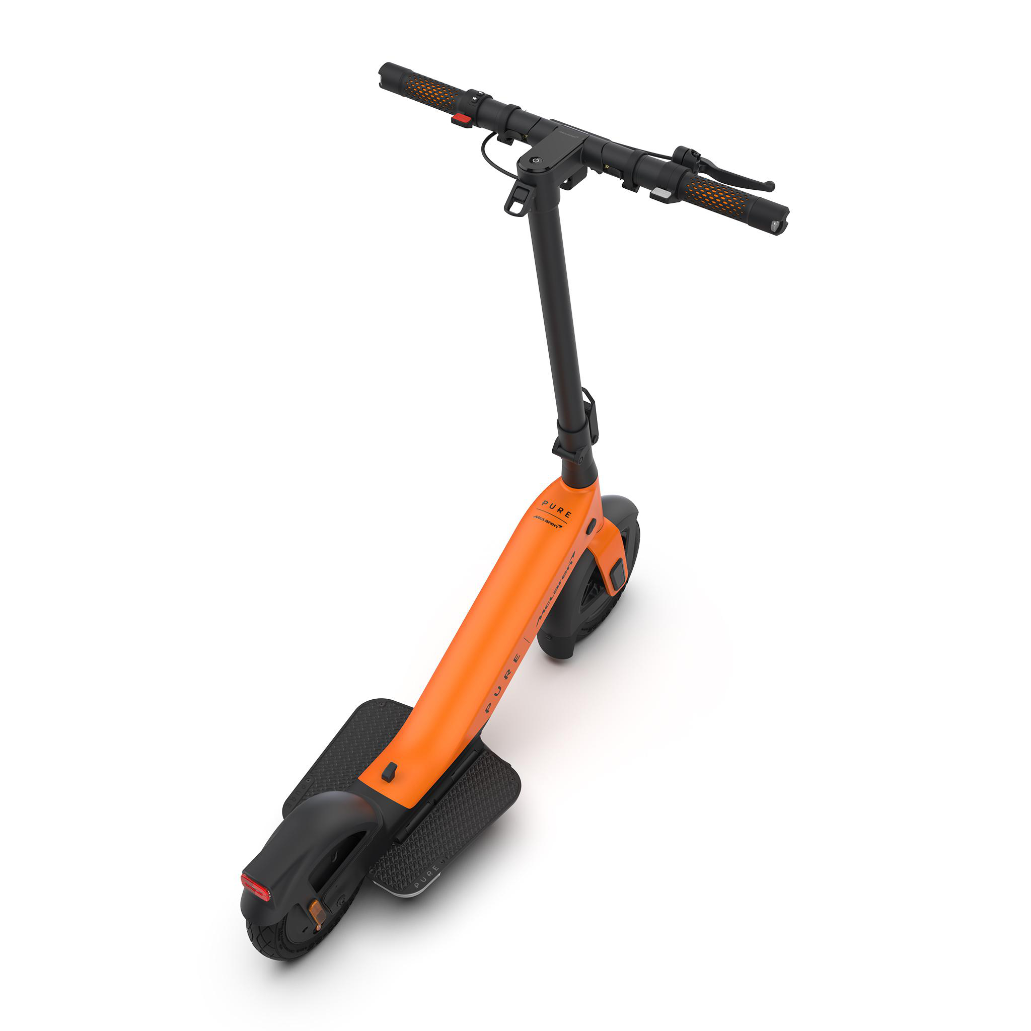 Ein orangefarbener Elektroroller mit schwarzem Lenker und Trittbrett auf weißem Hintergrund.