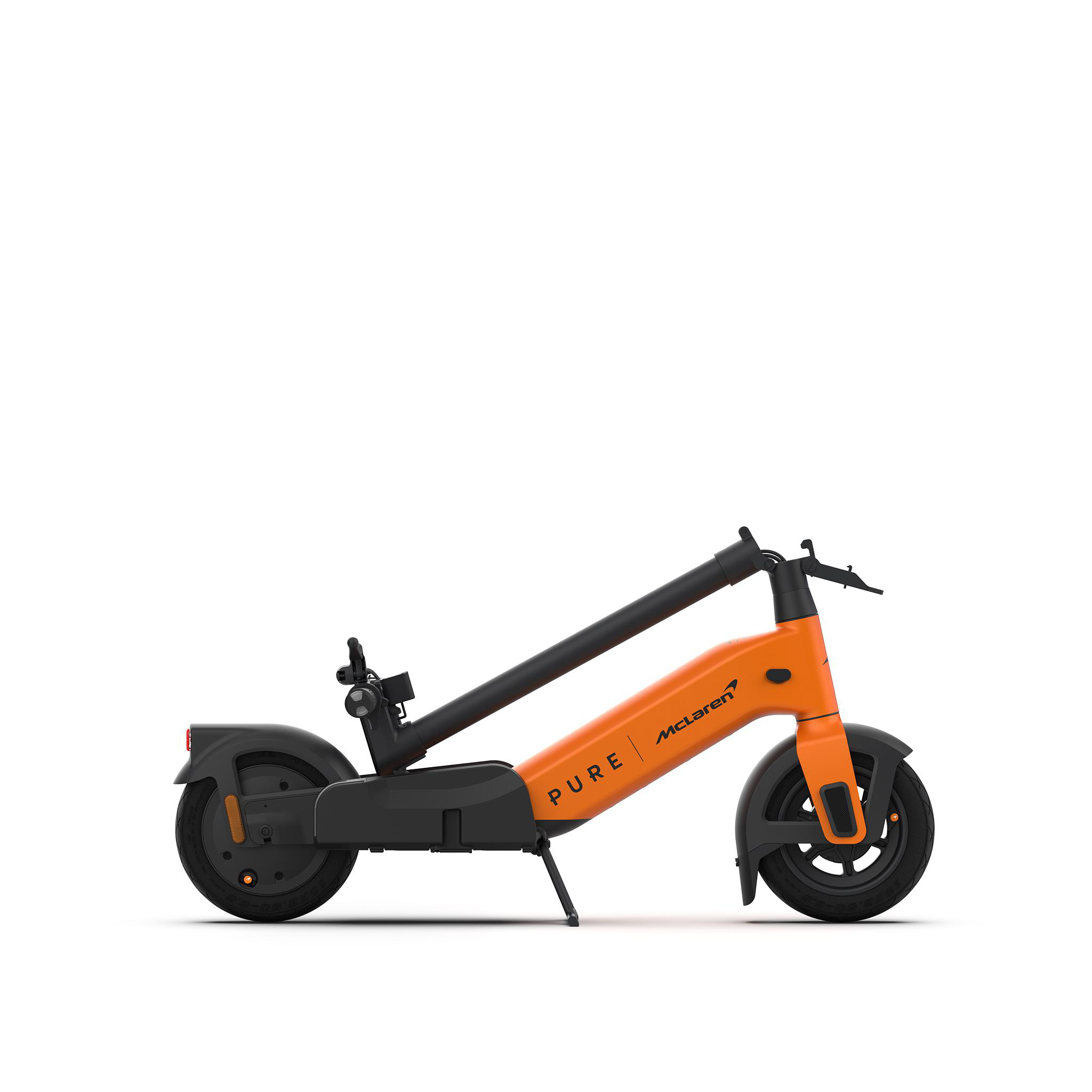 Ein orangefarbener Elektroroller mit McLaren-Logo, auf weißem Hintergrund.