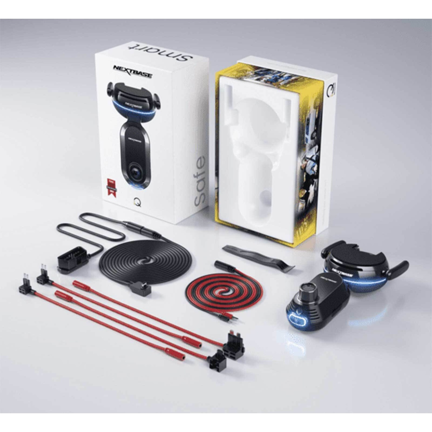 Accessoires de dashcam Nextbase : caméras, câbles et supports sur fond blanc.