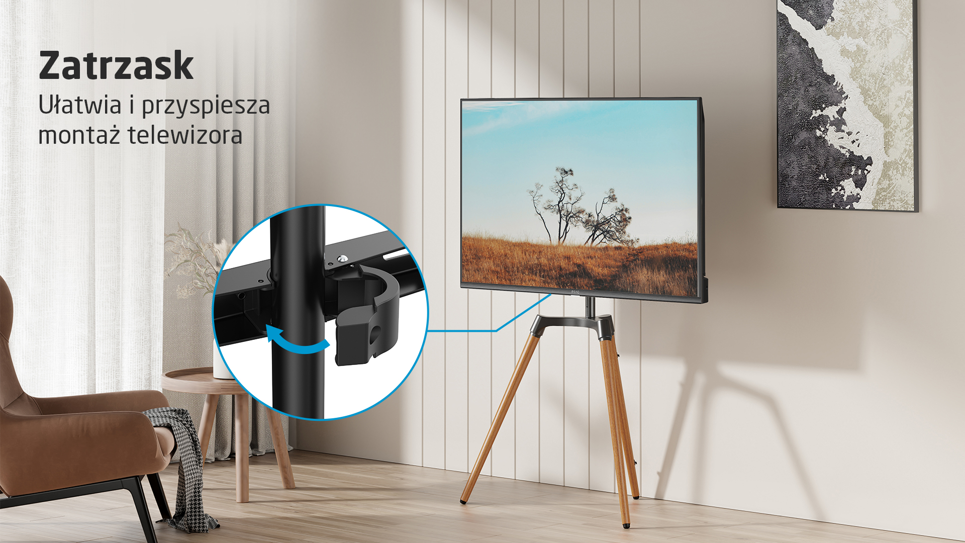 Telewizor na statywie z drewnianymi nogami. Zbliżenie pokazuje szczegół czarnego uchwytu.