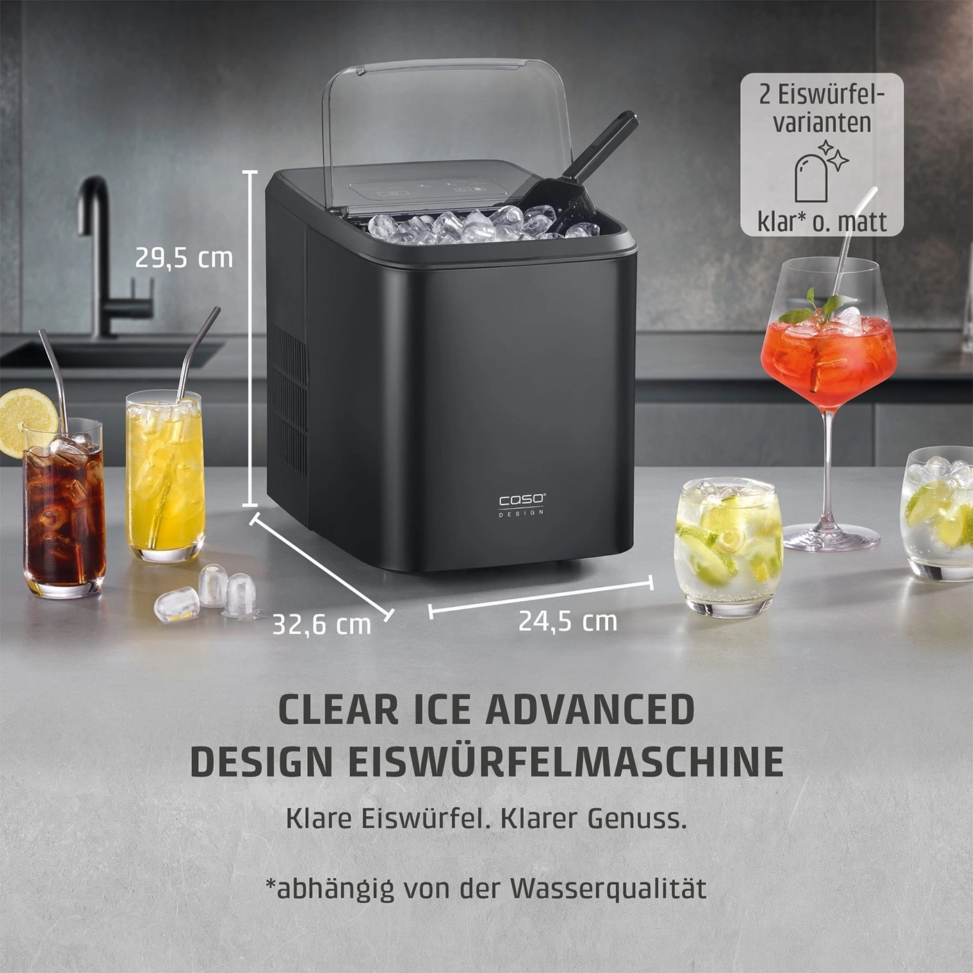 Schwarze Eismaschine mit Eiswürfeln, Eisportionierer und Gläsern mit Getränken.