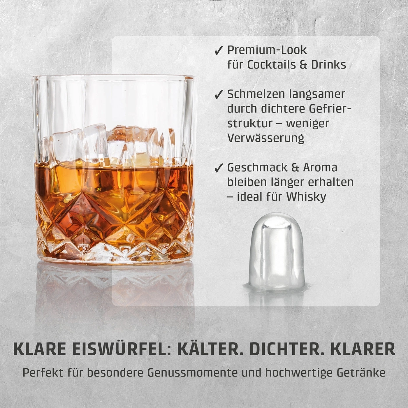 Ein Glas Whiskey mit Eiswürfeln und ein einzelner Eiswürfel daneben.