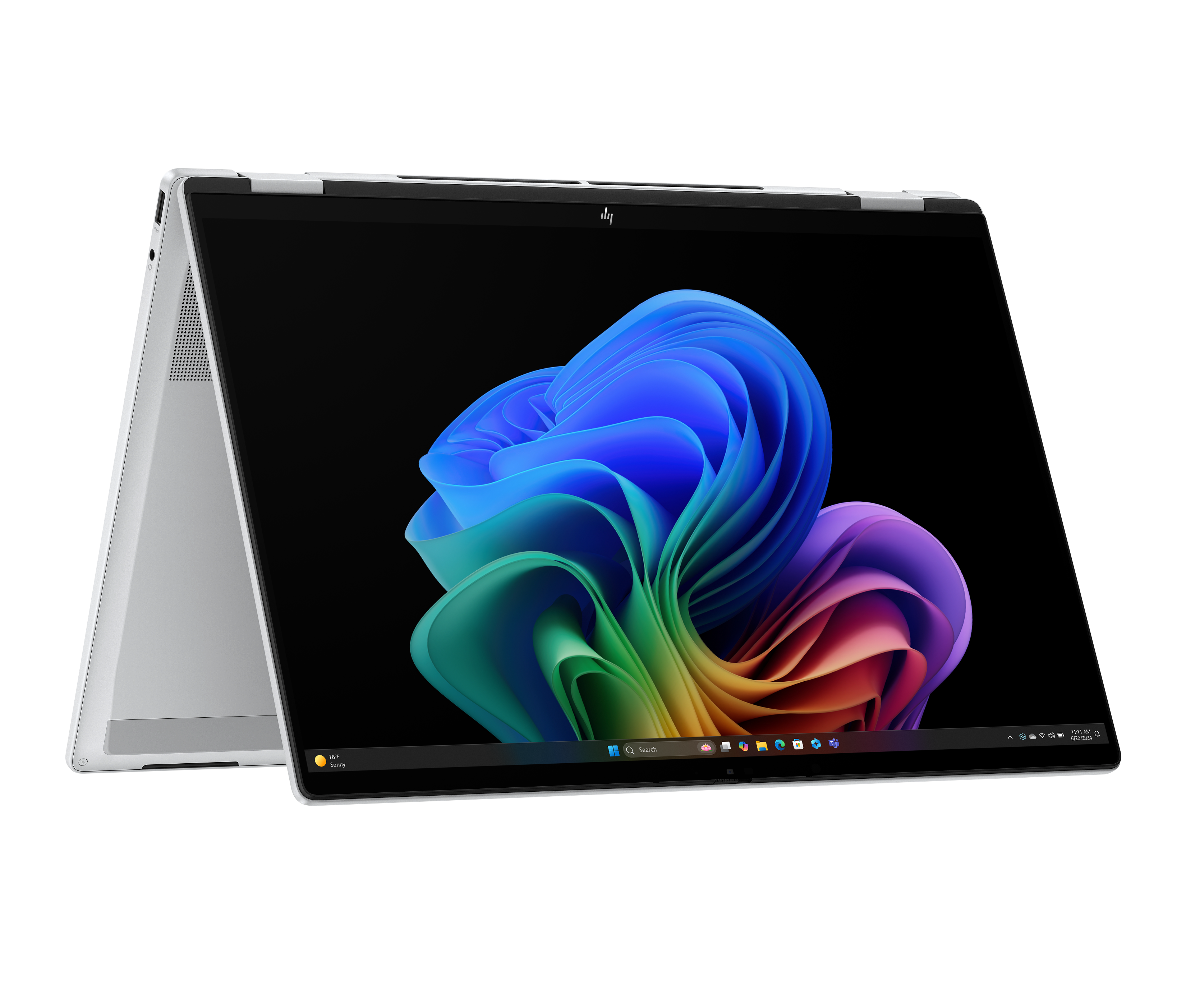 Srebrny laptop HP z kolorową abstrakcyjną tapetą jest otwarty, pokazując ekran i klawiaturę.