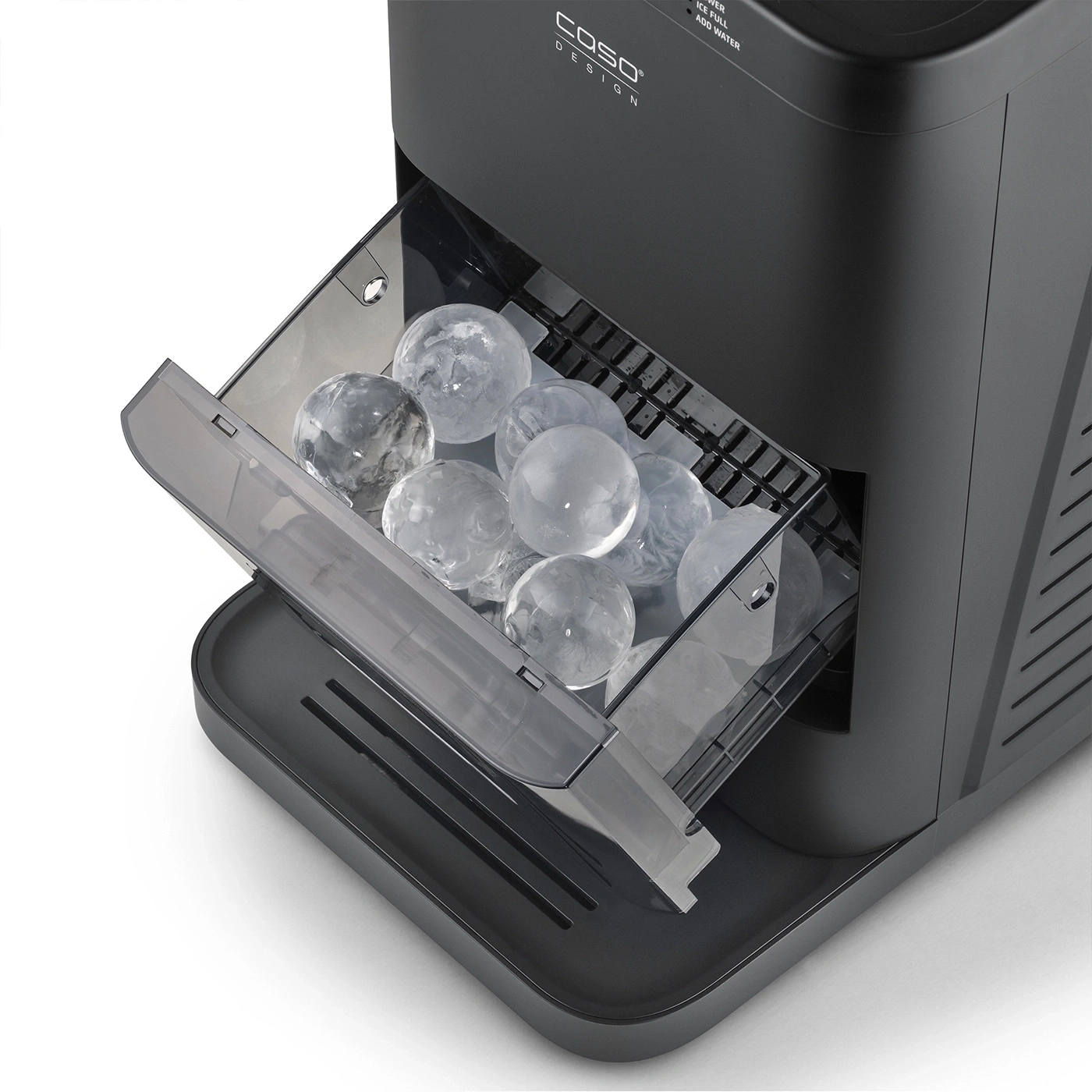 Ein schwarzer Eiswürfelbereiter mit vollem Eisbehälter, runde Eiswürfel sichtbar.