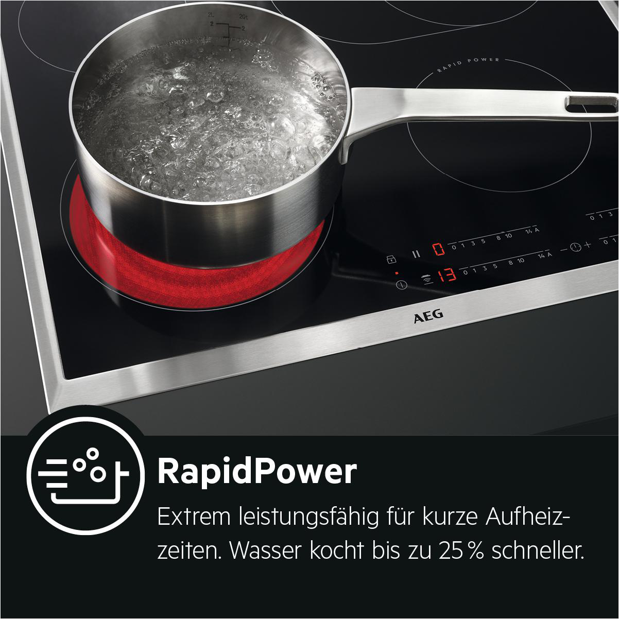 Ein Topf mit kochendem Wasser auf einem Induktionskochfeld mit "RapidPower"-Funktion.