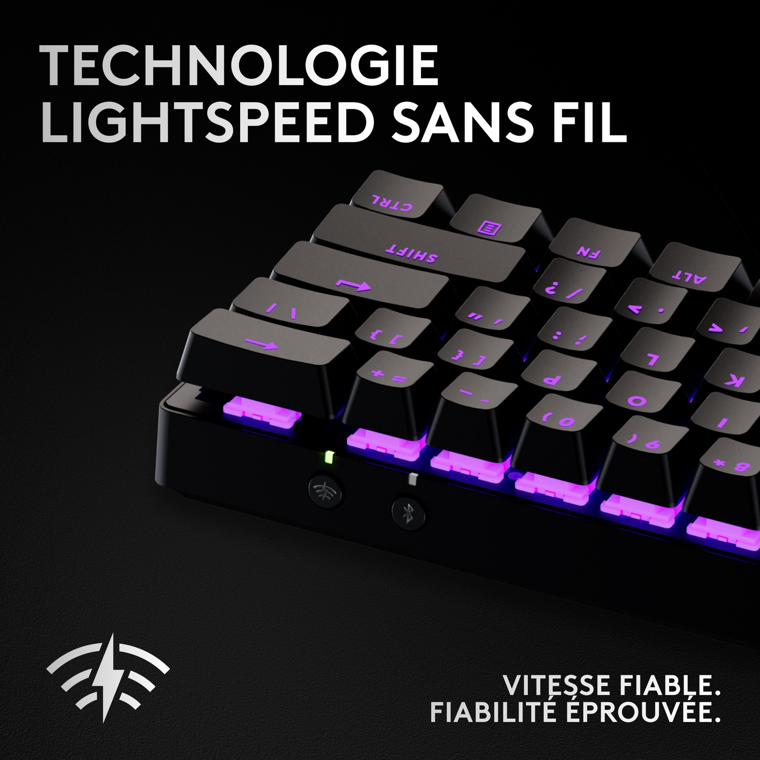 Clavier noir avec rétroéclairage violet et texte.
