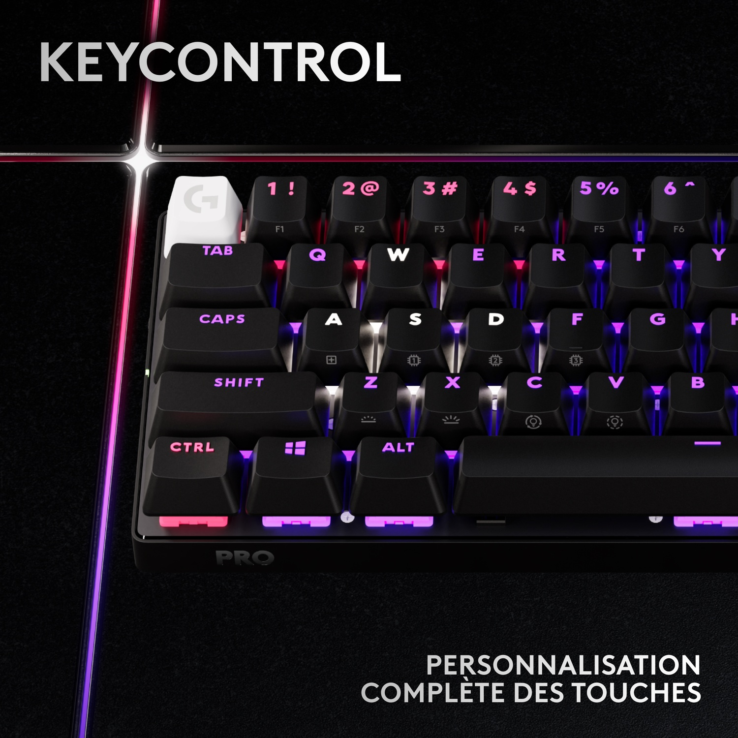 Gros plan d'un clavier noir avec éclairage RVB et touches blanches.
