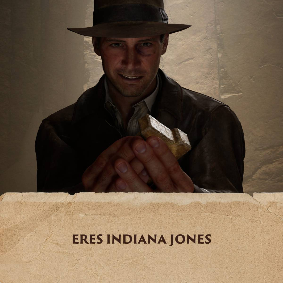 Indiana Jones con sombrero y chaqueta de cuero sostiene artefacto.
