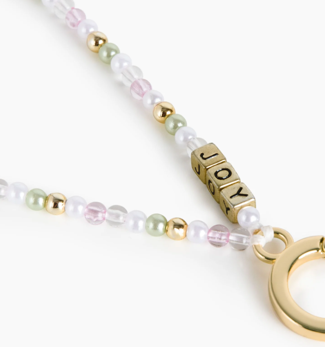 Perlenkette mit den Buchstaben J-O-Y und einem goldenen Ring
