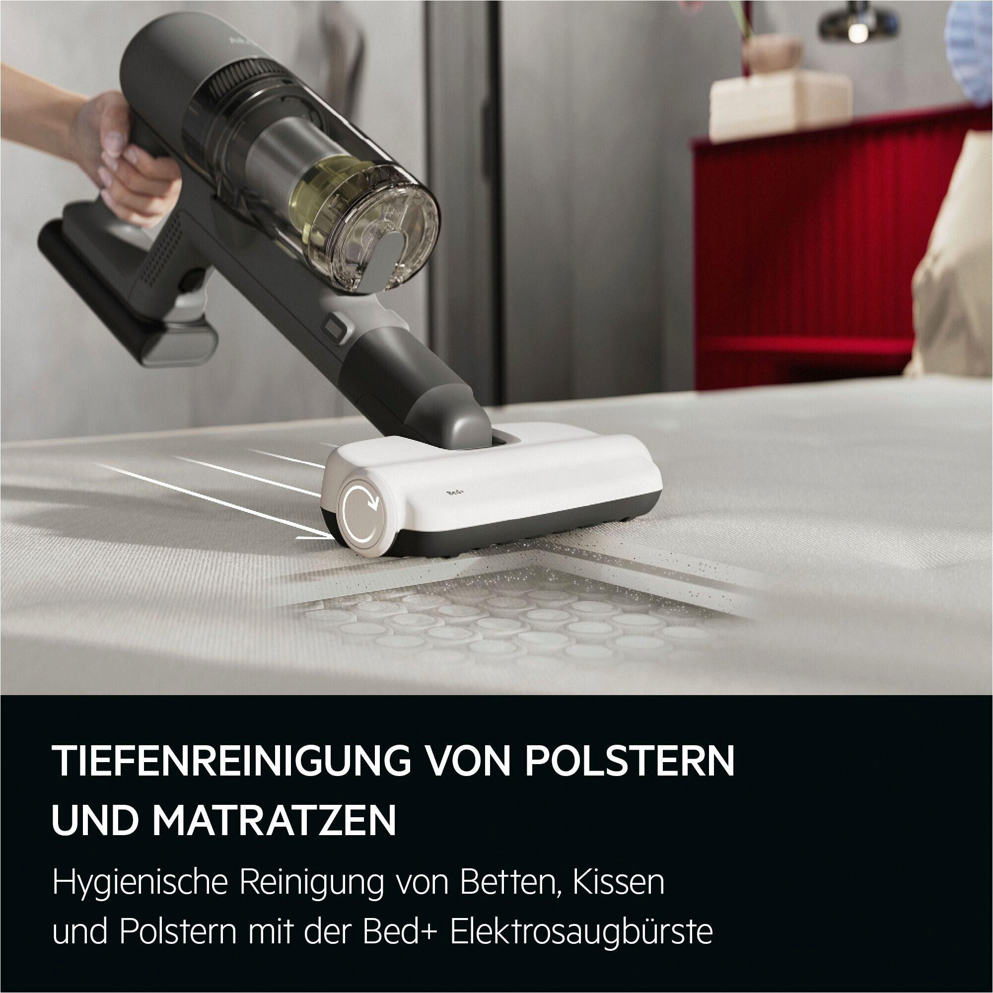 Hand hält Staubsauger reinigt Polster. "Tiefenreinigung von Polstern".