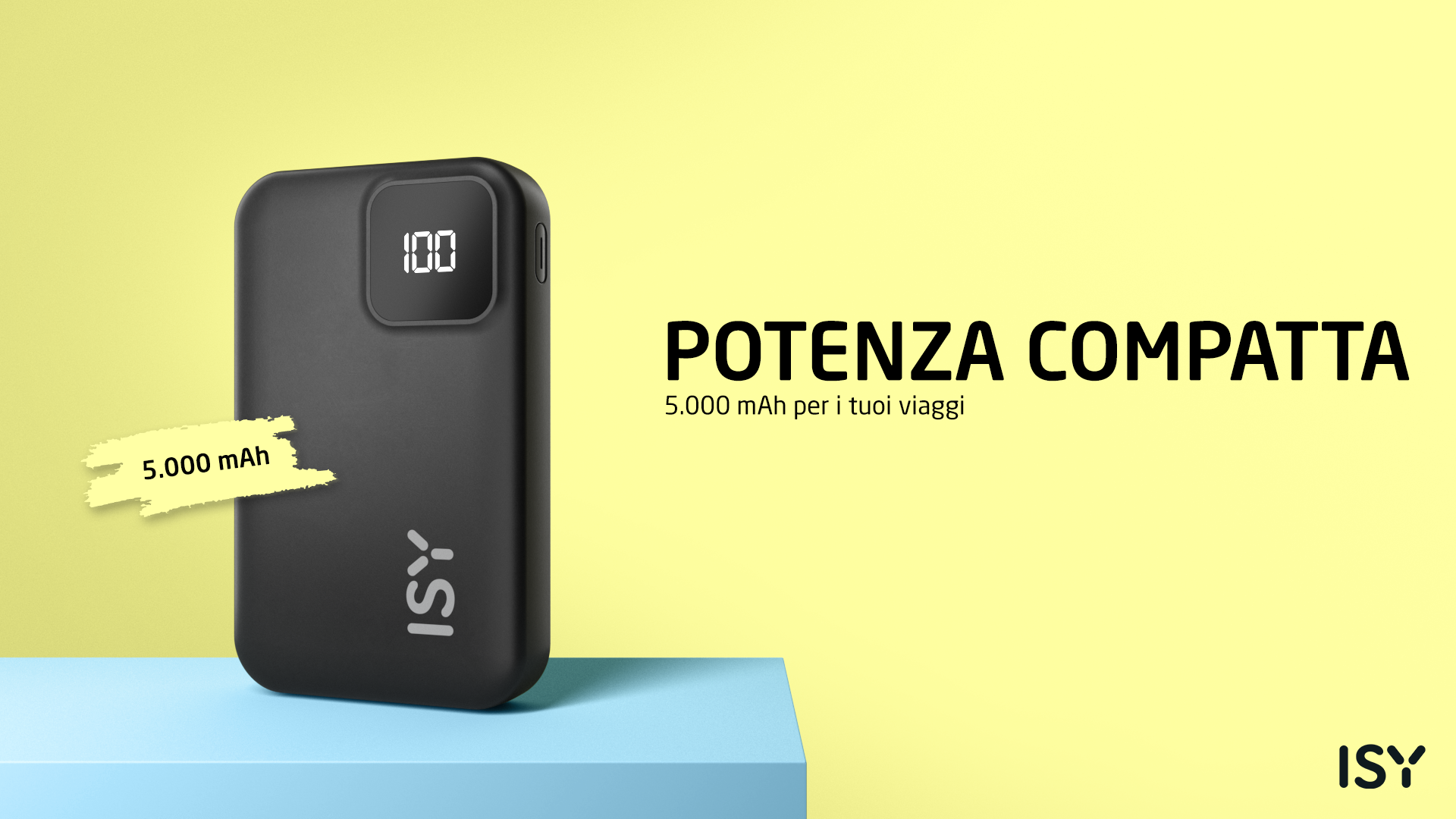 Czarny power bank ISY 5000 mAh na niebieskim postumencie, żółte tło.