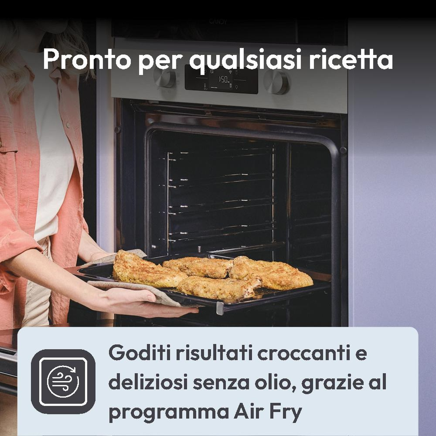 Una donna inserisce una teglia con cibo impanato in un forno.