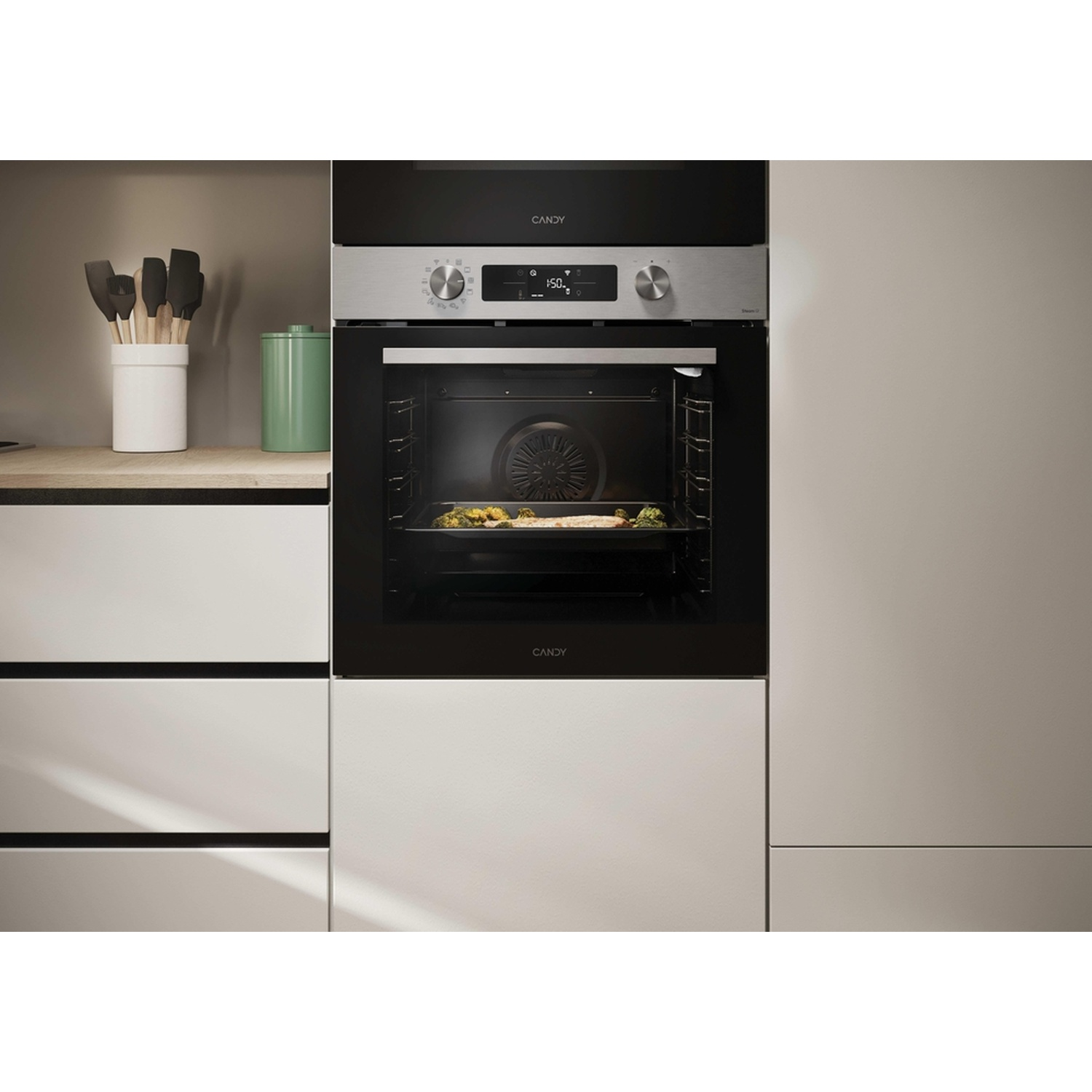 Un forno da incasso moderno con un vassoio di cibo all'interno.