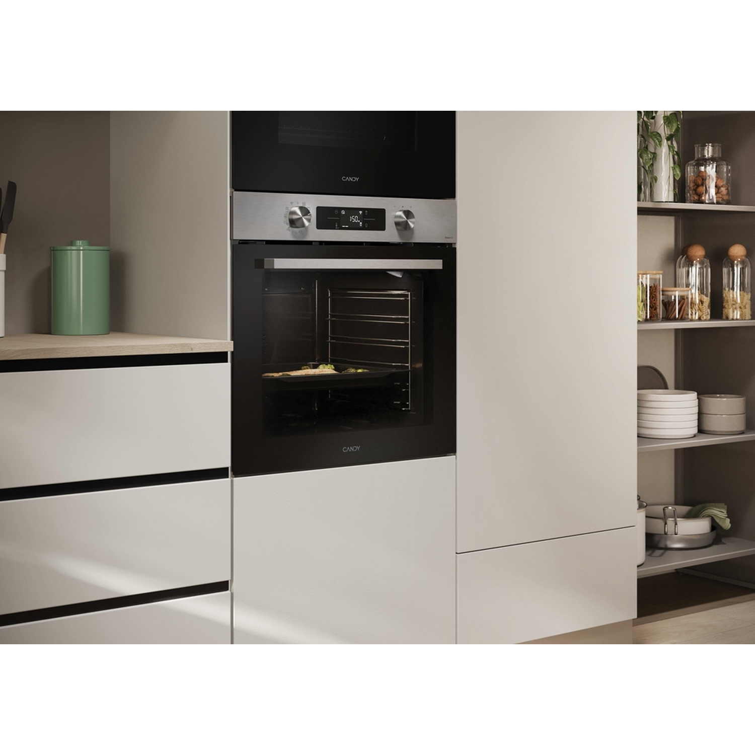 Forno da incasso moderno in cucina con pensili grigi e barattoli sullo scaffale.