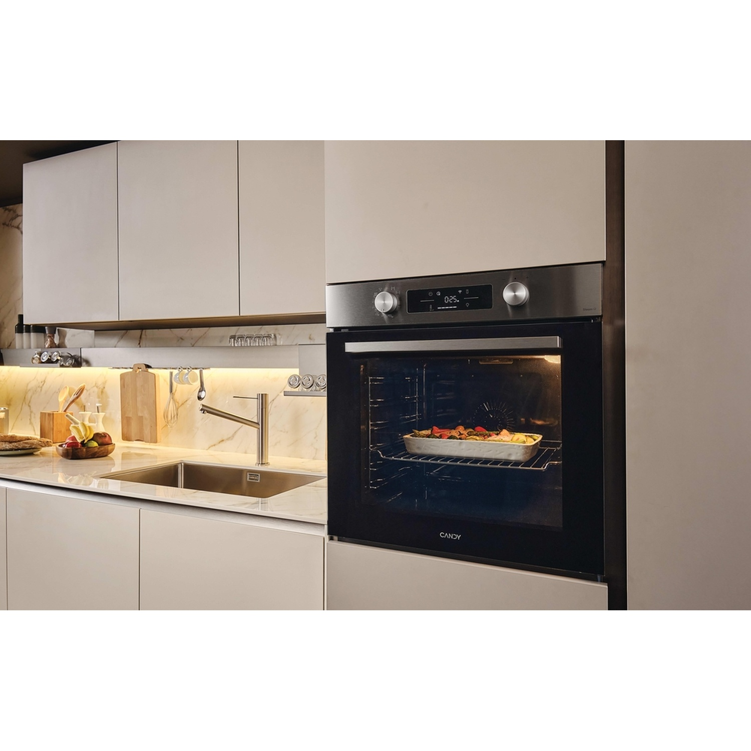 Un forno moderno in una cucina con un piatto in cottura.