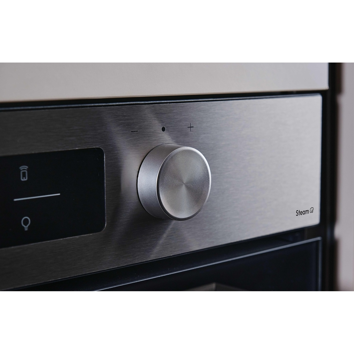 Pannello di controllo forno in acciaio inox con manopola e display.