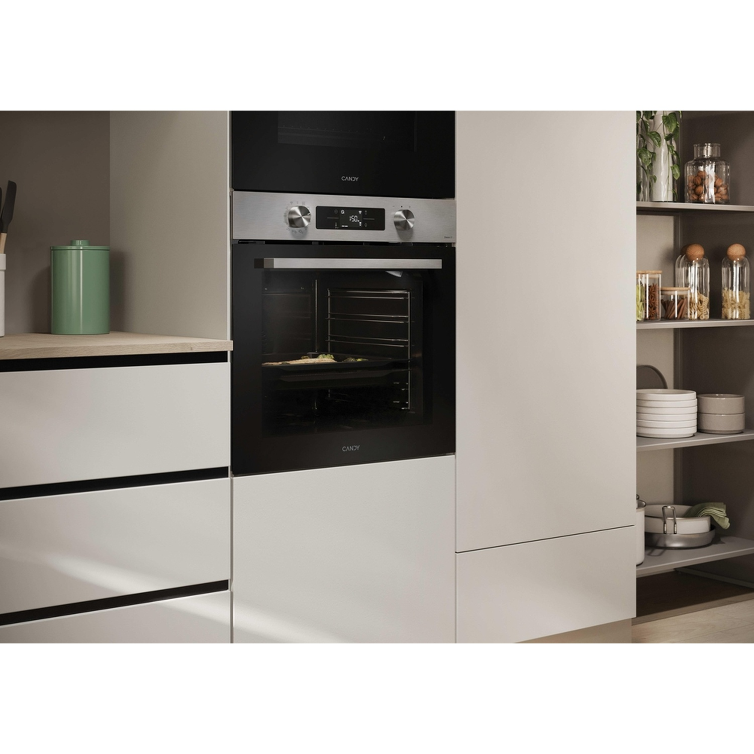 Un moderno forno da incasso in acciaio inox e nero con comandi digitali.