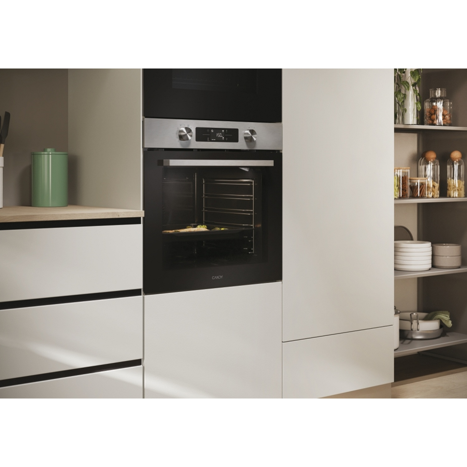 Un moderno forno da cucina con dettagli in acciaio inossidabile accanto a un contenitore verde.