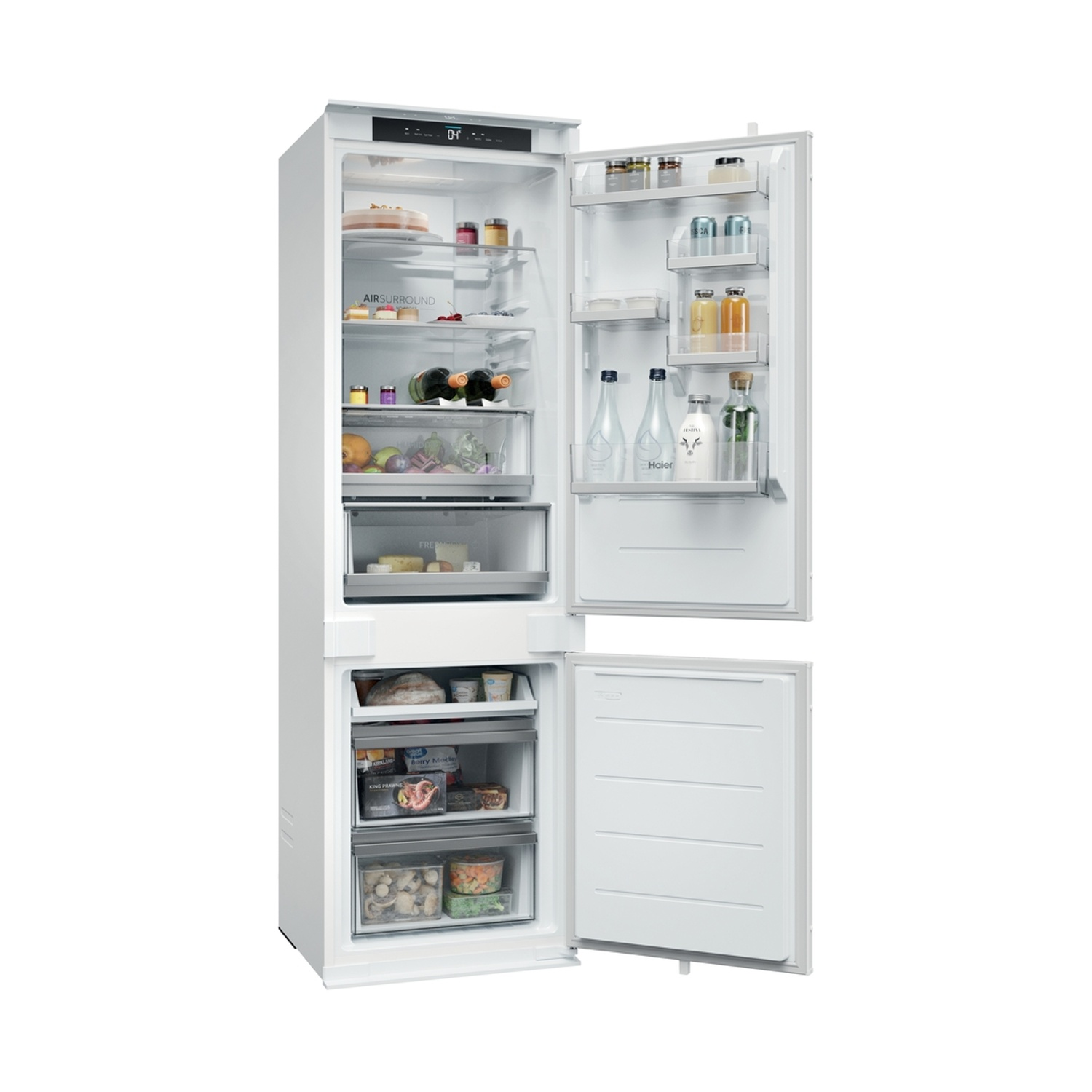 Un frigorifero bianco con porte aperte, pieno di cibo nei vani frigo e congelatore.