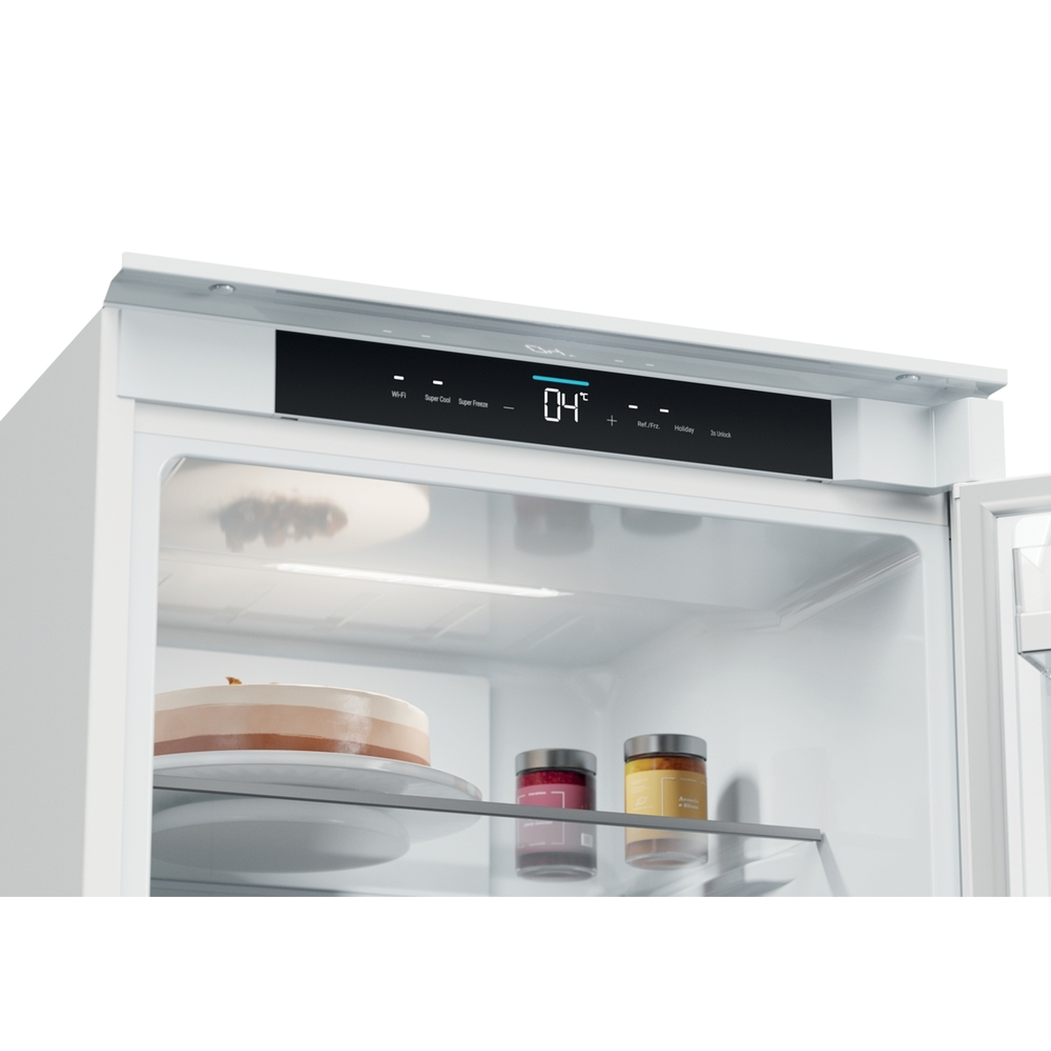 Interno frigorifero con torta e barattoli. Display mostra 4 gradi Celsius.