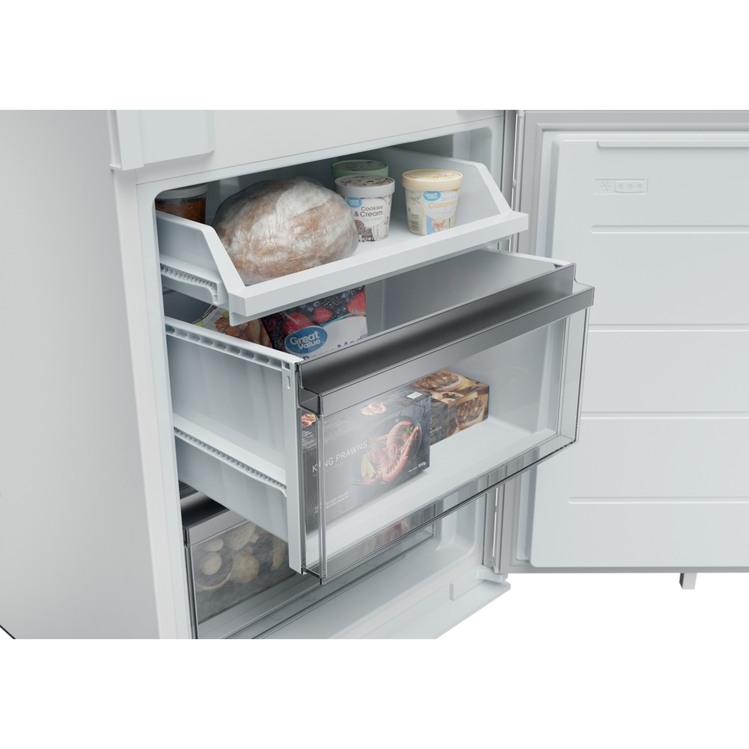 Interno di frigorifero bianco con ripiani contenenti alimenti come pane, gelato e gamberi surgelati.