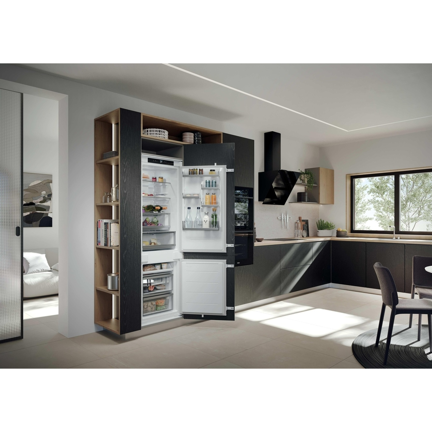 Cucina moderna con frigorifero aperto, mobili scuri e accenti in legno.