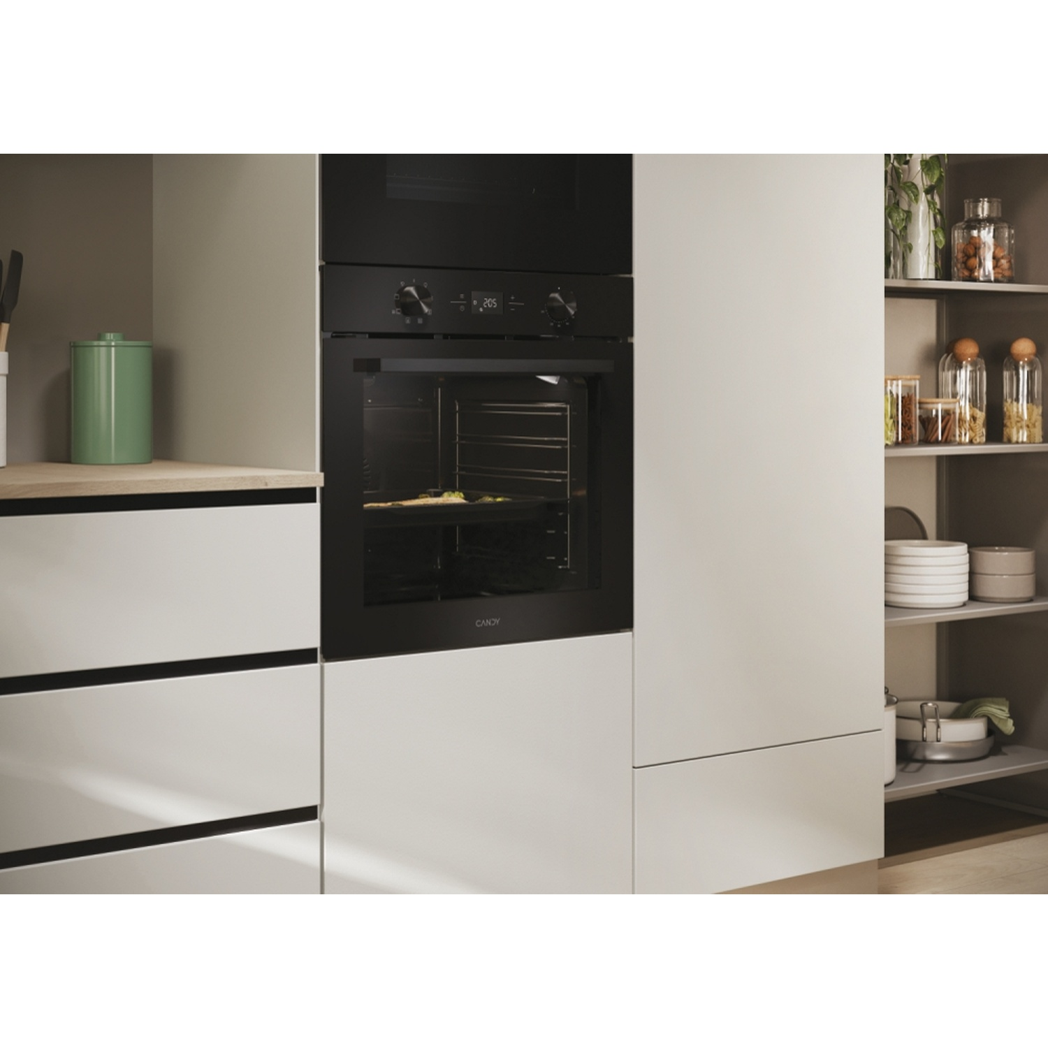 Un moderno forno da cucina nero con porta aperta, accanto ad armadi bianchi e scaffali con barattoli.