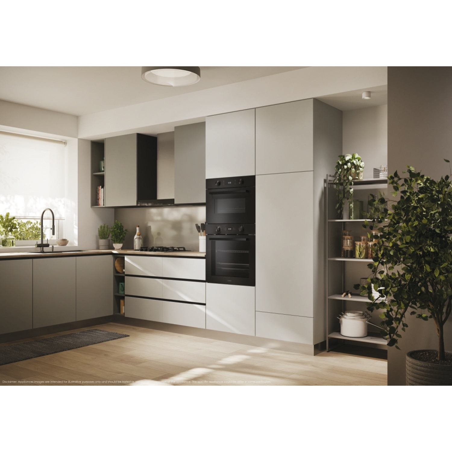 Cucina grigia moderna con elettrodomestici neri, pavimento in legno e piante.