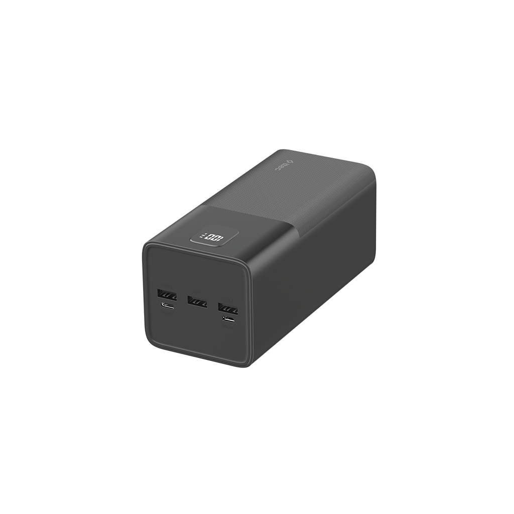 Üç USB bağlantı noktasına ve dijital ekrana sahip siyah powerbank.