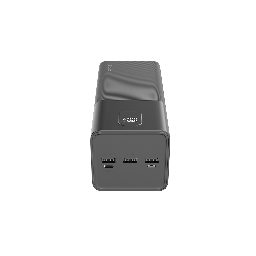 Üç USB bağlantı noktalı ve dijital ekranlı gri powerbank.
