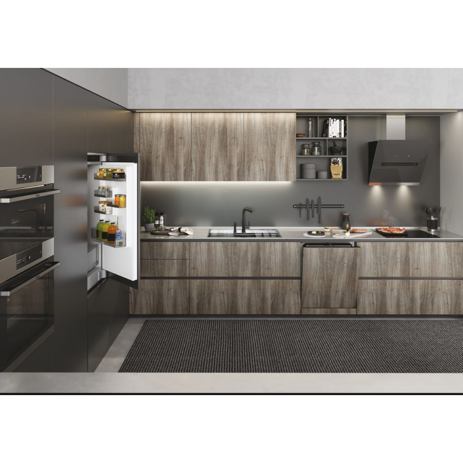 Una cucina moderna con ante del frigorifero aperte, elementi in legno ed elettrodomestici.