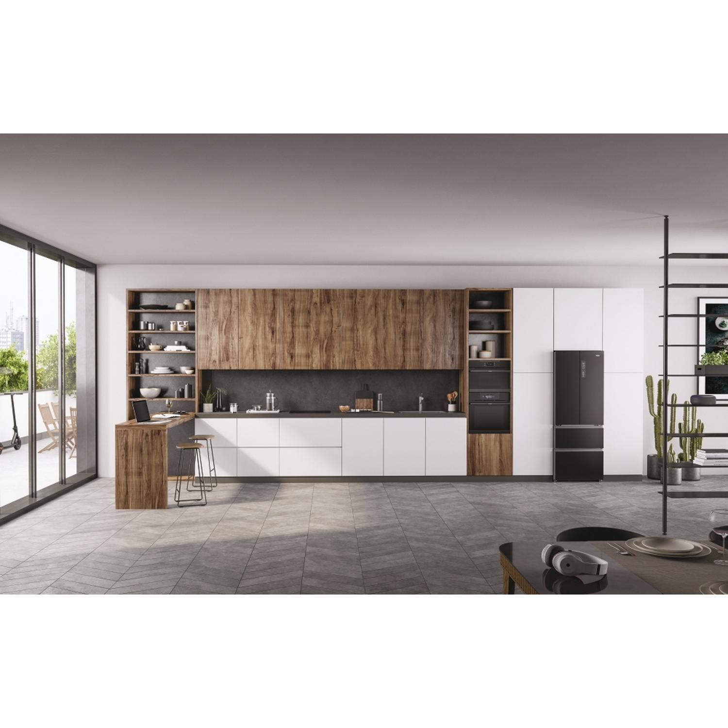 Cucina moderna con accenti in legno, mobili bianchi, frigo nero e zona pranzo.